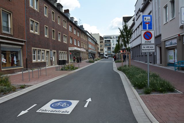 Ein gänzlich neues Gesicht erhalten hat die Friedrichstraße zwischen Goethe- und Horster Straße in Stadtmitte. Als "Fahrradstraße" ausgewiesen haben Radfahrer hier grundsätzlich Vorfahrt, motorisierte Verkehrsteilnehmer sind nur "geduldet" und dürfen maximal 30 Kilometer schnell fahren.