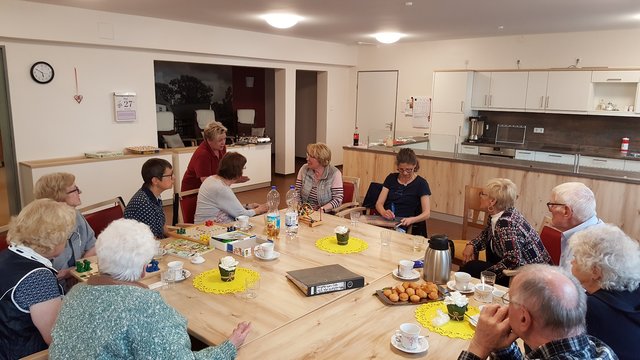 In gemütlicher Runde beim Austausch über Alltagsfragen in der Pflege: Hierfür steht das beliebte AusZeit Cafe... 