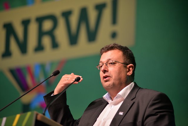 Mehrdad Mostofizadeh, Landtagsabgeordneter und stellvertretender Fraktionsvorsitzender der Grünen Landtagsfraktionsfraktion in Düsseldorf warnt vor den negativen Folgen für Essen, wenn die bereits vor vielen Jahren gefassten Beschlüsse zu Flughafenschließung wieder in Frage gestellt werden sollten.