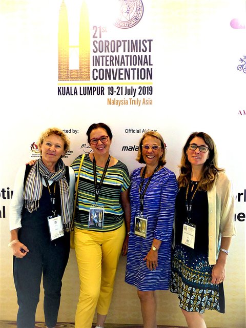 Die Gelsenkirchenerinnen Dr. Rosmarie Kötter, Jutta Beyrow, Sabina Körner, Dr. Monika Eickmeier (v. l.) beim Welttreffen der Soroptimistinnen in Kuala Lumpur.