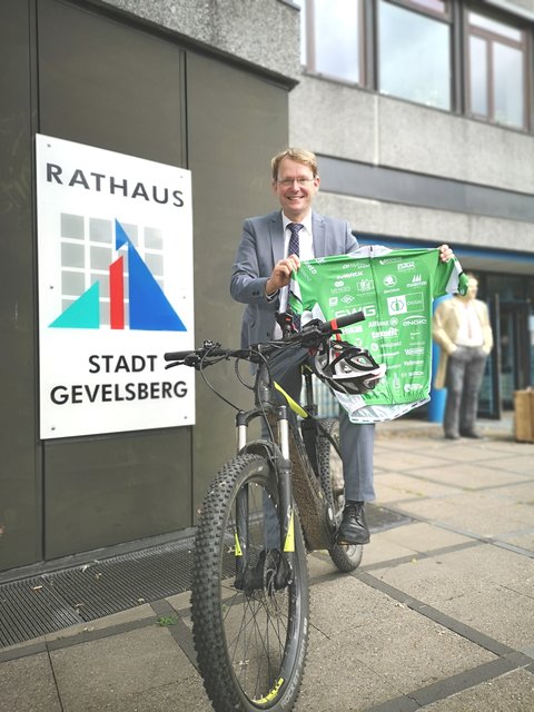 Gevelsbergs Bürgermeister Claus Jacobi radelt mit.