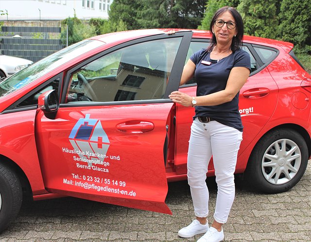 Stefanie Ostholt mit einem Fahrzeug der „Häuslichen Kranken- und Seniorenpflege Bernd Glacza“.
