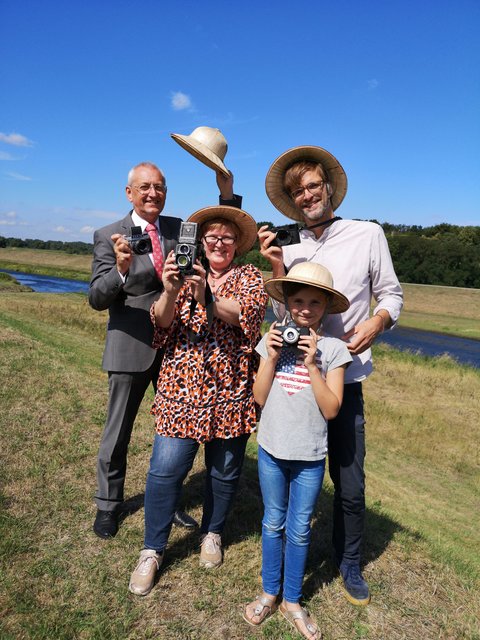 Klick, klick: Matthias Feller, Direktor der Sparkasse Vest in Dorsten, Sabine Podlaha, Leiterin des Amtes für Kultur und Weiterbildung der Stadt Dorsten, Bernhard Klug, Projekt-Koordinator der Foto-Expedition und Nachwuchs-Fotografin Pauline sind für die Foto-Expedition gerüstet. (v.l.)