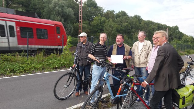 Ernst Potthoff, verkehrspolitischer Sprecher der Grünen Ratsfraktion Essen, hier mittendrin (3.v.l.) bei einer Erkundung eines Teilstücks des RS1, des Radschnellwegs Ruhr in der Nachbarstadt Mülheim. Gute, sichere Radwegsstrecken dürfen aber nicht auf kurze Stücke des RS1 beschränkt bleiben.