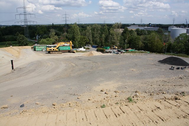 Dieser Bereich der früheren Deponie Pöppinghausen mit dem Recyclinghof im Hintergrund wird im kommenden Jahr abgedichtet und anschließend rekultiviert.