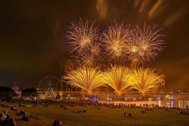 Wer ein wenig Zeit hat, kann ja mal die leuchtenden Smartphone-Bildschirme zählen  :-))