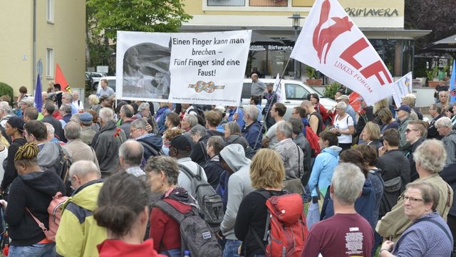 Abschlusskundgebung des Internationalistischen Bündnisses nach der Gedenkveranstaltung an Ernst Thälmann in Weimar am Samstag, 17.08.19