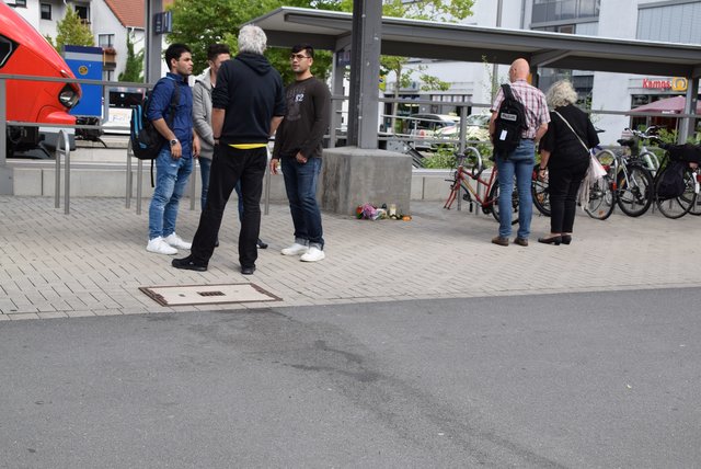 Am Montag markierten einige Kerzen und niedergelegte Blumen den Tatort an Gleis 2 des Iserlohner Stadtbahnhofes. Ein Notfallseelsorger war noch vor Ort, um potenziellen Zeugen und eintreffenden Bekannten der Opfer zur Seite zu stehen. Foto: Günther