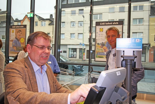 VKJ-Mitarbeiter Thomas Meier (r.) ließ sich gerne von Frank Mußhoff "abkassieren". "Ich habe großen Respekt vor der Arbeit der Kassierer. Es ist schon eine Leistung, das den ganzen lang Tag zu machen", resümierte der Bezirksbürgermeister am Ende seiner 45-Minuten-Schicht. Foto: VKJ