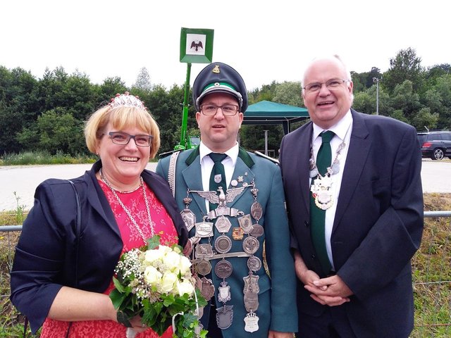 Königspaar Carsten und Birgit Kissing mit Bürgermeister Martin Wächter