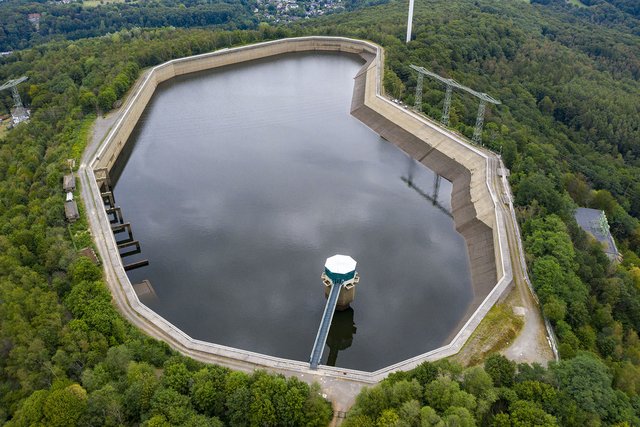 160 Meter über dem Hengsteysee liegt das Wasserspeicherbecken auf einer Kuppe des Ardey-Gebirges.