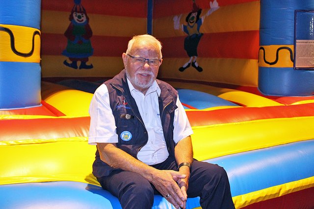 Foto © Jürgen Thoms -  Aus der  Serie: Ein gelungenes Familienfest im Förderturm Bönen  - Pause für den Shantichorleiter Wolfgang Kühling 
