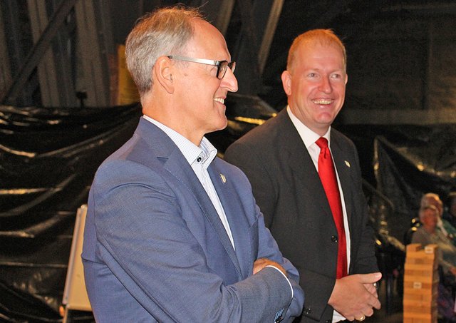 Foto © Jürgen Thoms -  Aus der  Serie: Ein gelungenes Familienfest im Förderturm Bönen -    Mitglied des Vorstands der Bürgerstiftung Robert Eisler  und  Bürgermeister Stephan Rotering 
