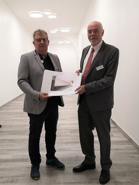 Jörg Rückert (Technischer Leiter) und Dipl- Kfm. Johannes Hartmann im neuen Gewand des Marienhospitals Wesel.