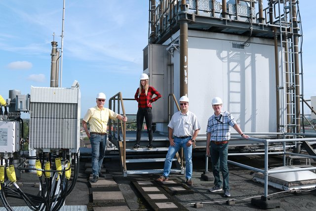 (v.l.n.r.) Das Energieteam: Klaus Armonies, technischer Leiter, Alexandra Jabs (Qualitätsmanagment), Frank Schneider (Leitung Qualitätsmanagement), Ingo Thiemann (Stellvertretender technischer Leiter) begutachten die Antennen der Mobilfunkbetreiber bezüglich Energieeinsparmöglichkeiten.