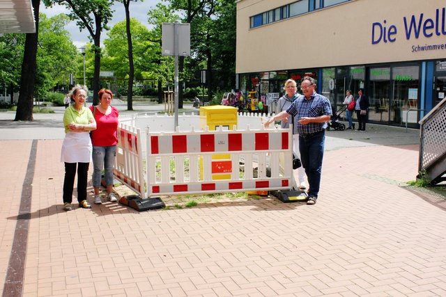 Rita Feldkamp, Anja Kirsch, Andrea Ivo und Rüdiger Schmidt (v.l.n.r.) an der Scharnhorster EKS-Dauerbaustelle vor dem Hallenbad "Die Welle".