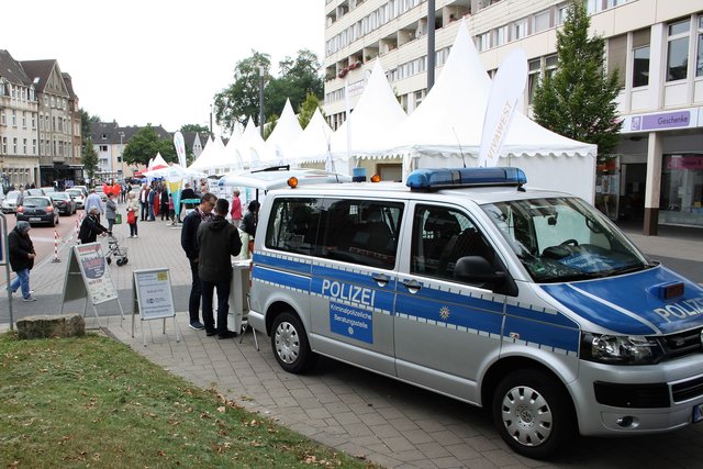 Die weißen Pagodenzelte der Aussteller bieten stets ein optisch ansprechendes Bild bei der Hamborner Wohnungsbörse am Altmarkt. Die Polizei Duisburg informiert wieder über ihre Aktion „Riegel vor“ und gibt Tipps zum optimalen Einbruchschutz.