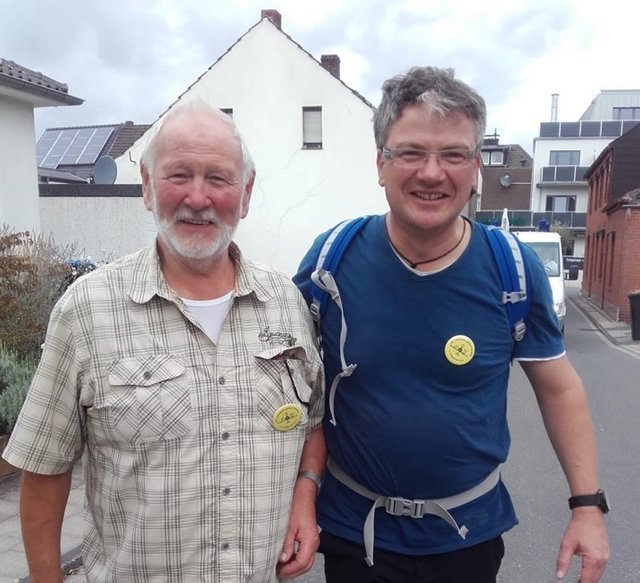 Der langjährige Vorsitzende Klaus Damm (l.) reichte letztes Jahr den sprichwörtlichen „Pilgerstab” an seinen Nachfolger Rainer Schmenk weiter.
Foto Daniel Gewand