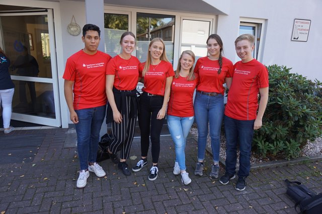 Strahlen glücklich nach einem erfolgreichen Sozialtag: Luciano Uguccioni, Anita Frescher, Nina Szauer, Laura Wischmeier, Johanna Küpper und Jonas Terbrüggen v.l.n.r.