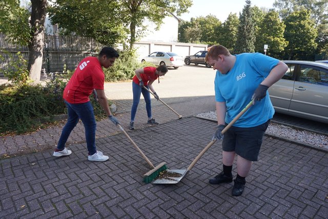 Luciano Uguccioni und Johanna Küpper mit Bewohner Christoph Block v.l.n.r.
0
