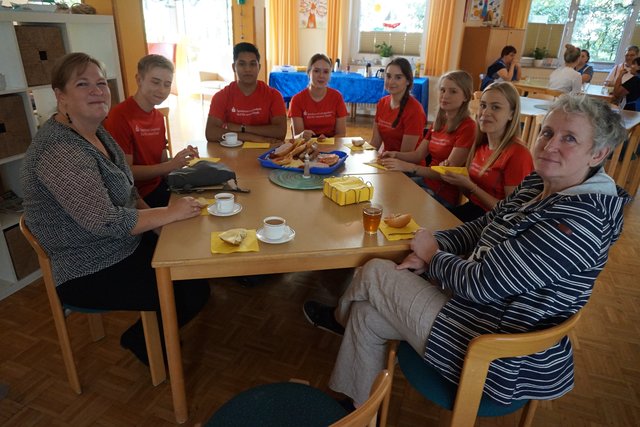 Austausch von Informationen bei einem gemeinsamen Frühstück. Links außen Daniela Bogan, rechts außen Marion Maxfield.