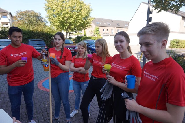 Luciano Uguccioni, Johanna Küpper, Laura Wischmeier, Sina Szauer, Anita Frescher und Jonas Terbrüggen in der Trinkpause. v.l.n.r.
