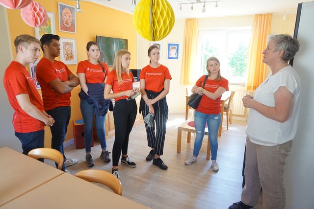 Großes Interesse zeigten die Auszubildenden auch bei einer Hausführung, bei der Wohnverbund-Leiterin Marion Maxfield Eindrücke über den Alltag der Bewohner vermitteln konnte.
