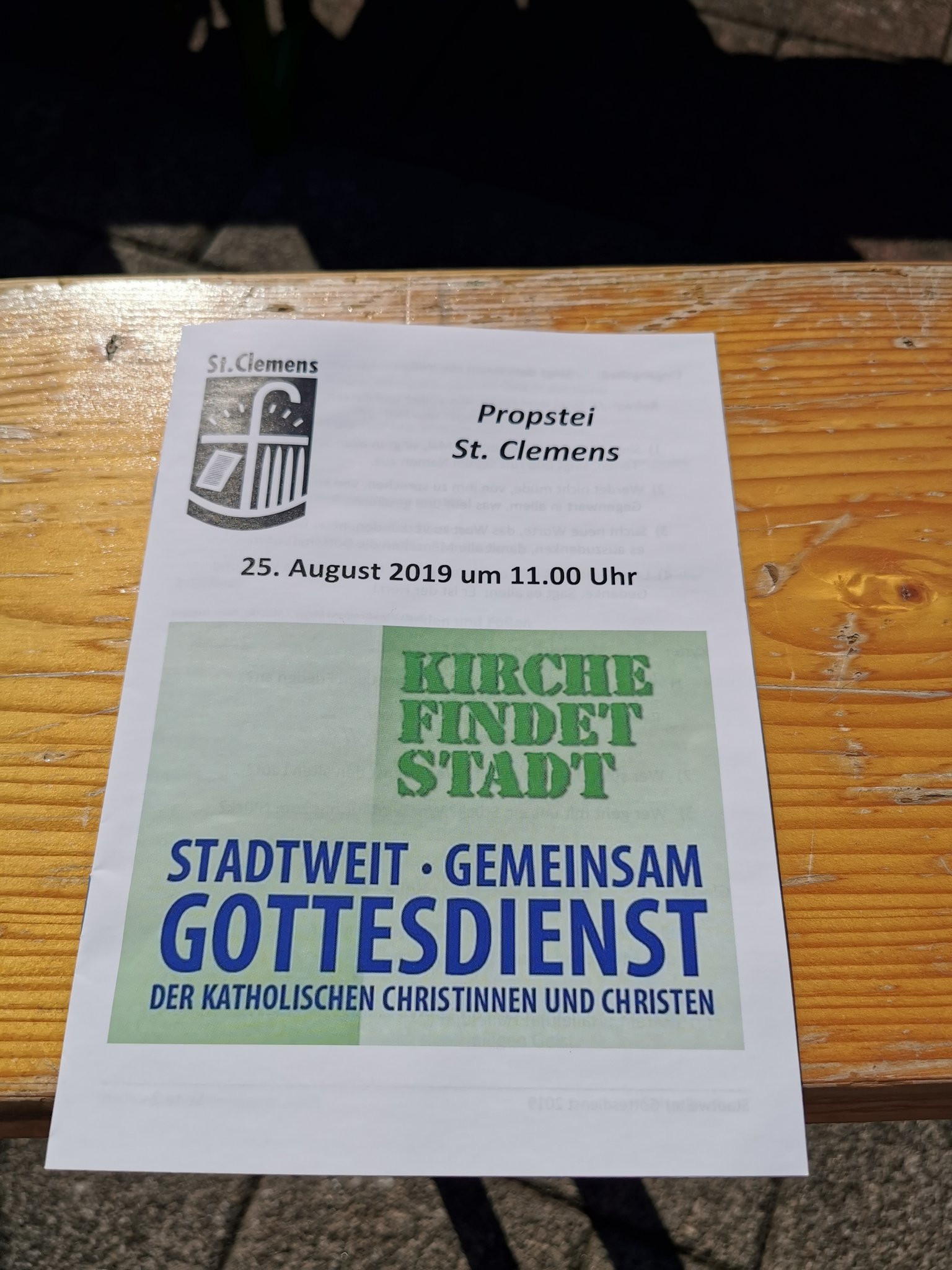 KIRCHE FINDET STADT FREILUFTGOTTESDIENST VOR DER ST. CLEMENS KIRCHE IN