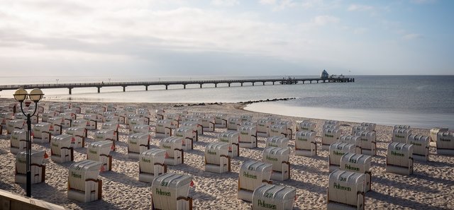 Strandkörbe, feinster Sand und die weite Ostsee im Blick - Entspannung pur im Seebad Grömitz.