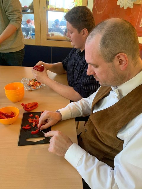 Auch  Paprika und Salami gehören auf eine leckere Pizza...