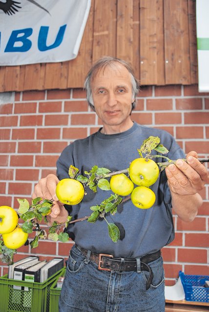 Ein fachkundiger Pomologe bestimmt gerne unbekannte Apfelsorten.