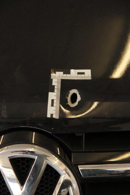 Einschussloch in der Kühlerhaube. | Foto: Polizei