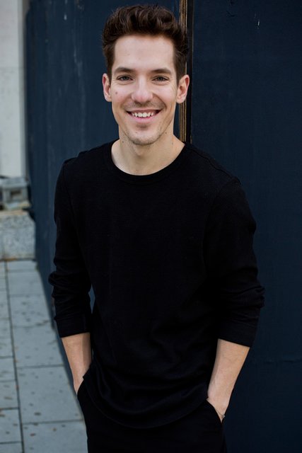 Nico Stank erzählt er von seinen Erfahrungen als männlicher Musicaldarsteller und nutzt diese als geschickte Überleitung für alltägliche Situationskomik.