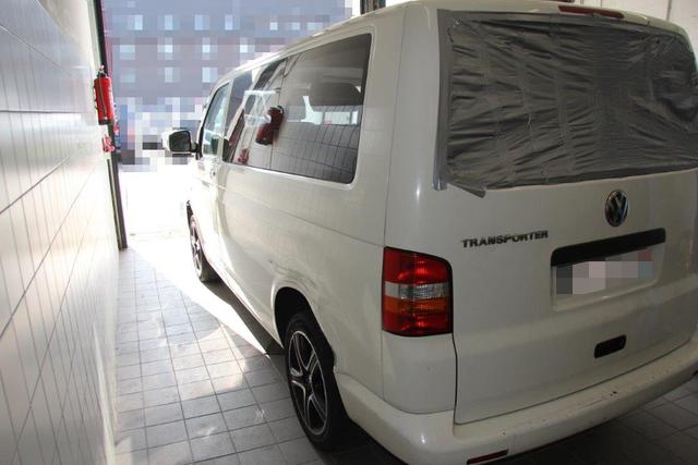 Heckansicht des Bullis mit zerstörter Heckscheibe. | Foto: Polizei