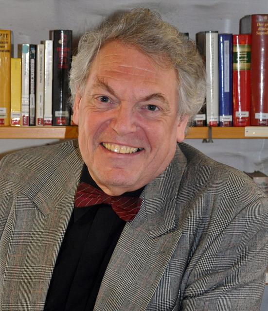 Peter Schütze (geb. 1948), promovierter Germanist und Autor, macht seit 1988 macht er als Rezitator von Goethe, Heine, Droste-Hülshoff, Kästner, Tucholsky u.a. auf sich aufmerksam.