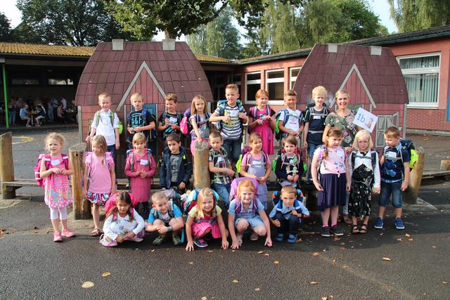 Die Klasse 1b mit ihrer Lehrerin Britta Brüggemann.