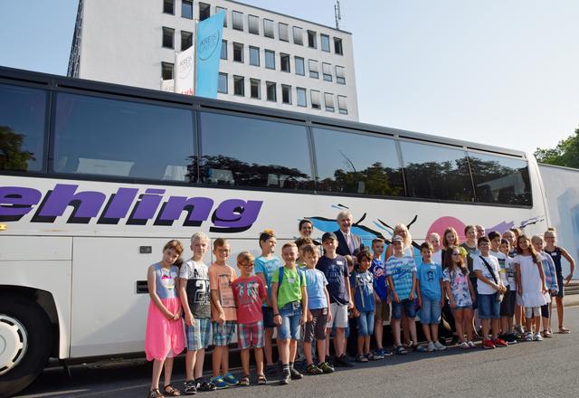 Landrat Michael Makiolla begrüßte die Kinder gemeinsam mit Kinder-Uni-Organisatorin Martina Bier und Sabine Leiße (Leiterin Planung und Mobilität) im Kreishaus, bevor es dann im Bus nach Dortmund ging.