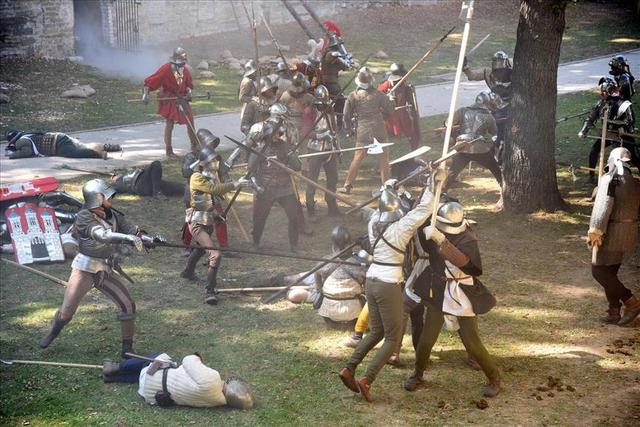 In der Schlacht gilt: Wer am Boden liegt oder sitzt, darf nicht mehr angegriffen werden. | Foto: Jutta Niggemeier