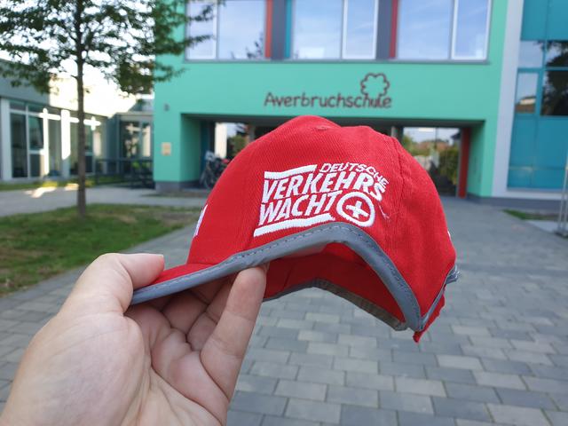 Die Caps, dem Trend und der Mode entsprechend, sind mit retroreflektierenden Streifen versehen.