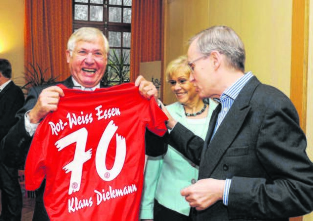 Als besonderes Präsent zum 70. Geburtstag gab's ein RWE-Trikot, ein Zeichen für die besondere Verbundenheit des Schönebeckers zum Sport.