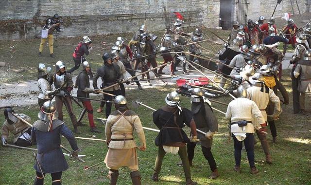 Mit Piken und Hellebarden wird hier aufeinander losgegangen. Auf Befehl ihres jeweiligen Hauptmanns senken alle Lanzenträger gleichzeitig die Waffe. | Foto: Jutta Niggemeier