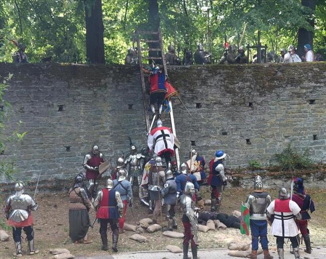 Beim Sturm auf Soester versuchen die Kölner Truppen mit Leitern hinter die Stadtmauer zu gelangen. | Foto: Jutta Niggemeier