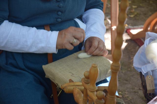 Im Lager werden verschiedene handwerkliche Tätigkeiten ausgeübt: Gesindemeisterin Elke Willingman filzt.