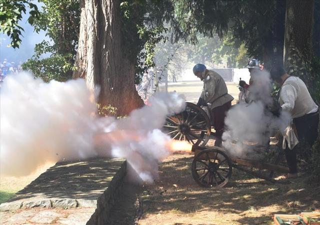 Mit Kanonen und Handrohren wird in die Gräfte gefeuert | Foto: Jutta Niggemeier