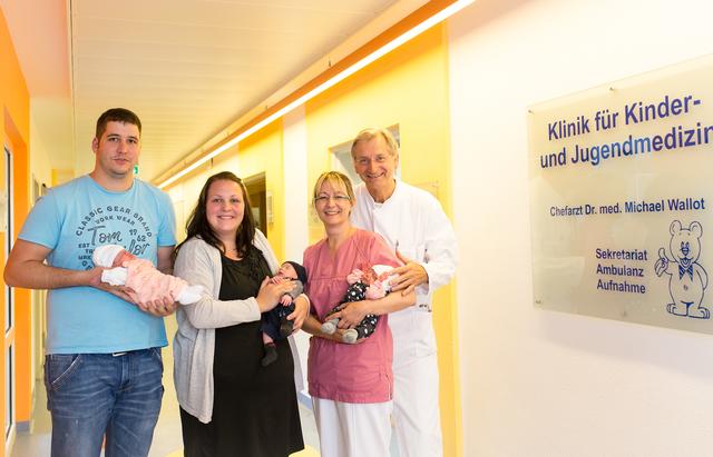 Nach der Abschlussuntersuchung bei Chefarzt Dr. Michael Wallot (re.) von der Kinderklinik, wünschte die Leitende Hebamme Ursula Kamp (2.v.r.) der Familie Ingenwerth mit Mutter Christina und Vater Tobias alles Gute.