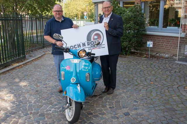 Carlo Marks (links) und Ulrich Knickrem stellen den E- Roller vor, von denen 15 im Stadtgebiet über App buchbar sind