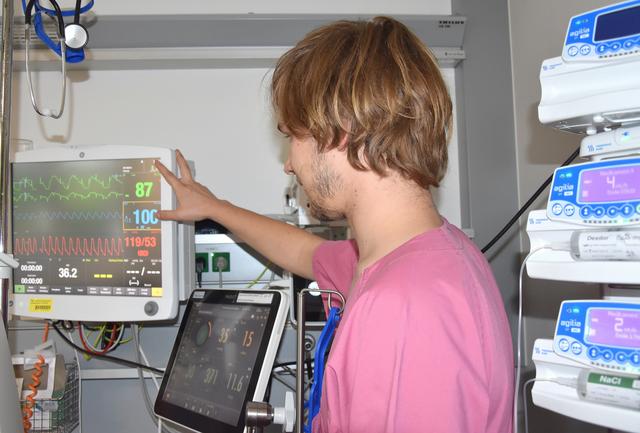 Krankenpfleger Jürgen Schünke bei der Überwachung der Vitalfunktionen direkt am Krankenbett.