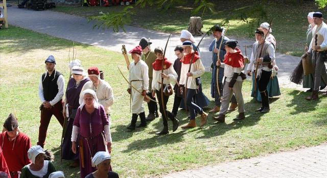 An den roten Gugeln erkennt man die Zugehörigkeit der drei Bogenschützen zum Lager Castra Carmensia. | Foto: Jutta Niggemeier