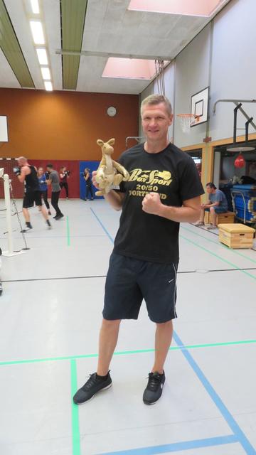 Box-Olympiasieger Torsten May mit dem DBS-Maskottchen "Rocky".
