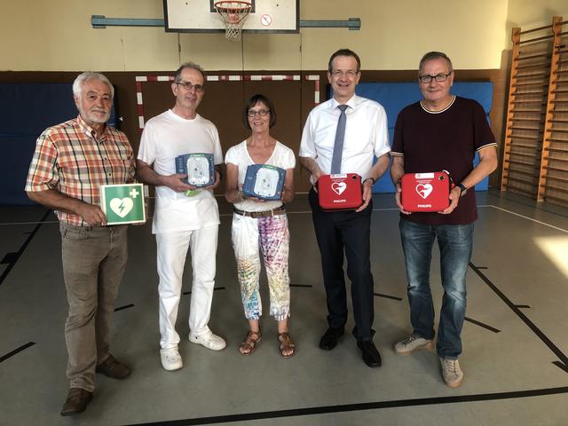 Auf dem Foto zu sehen sind (v.l.n.r.): Gerd Püffken (SSV), Klaus Dewies (Activity Ausschuss Lions Club), Beate Mertmann (1.Vorsitzende Bürgerstiftung), Christoph Sebbel (Geschäftsführer Bürgerstiftung) und Hans-Peter Klauke (Vorsitzender SSV).